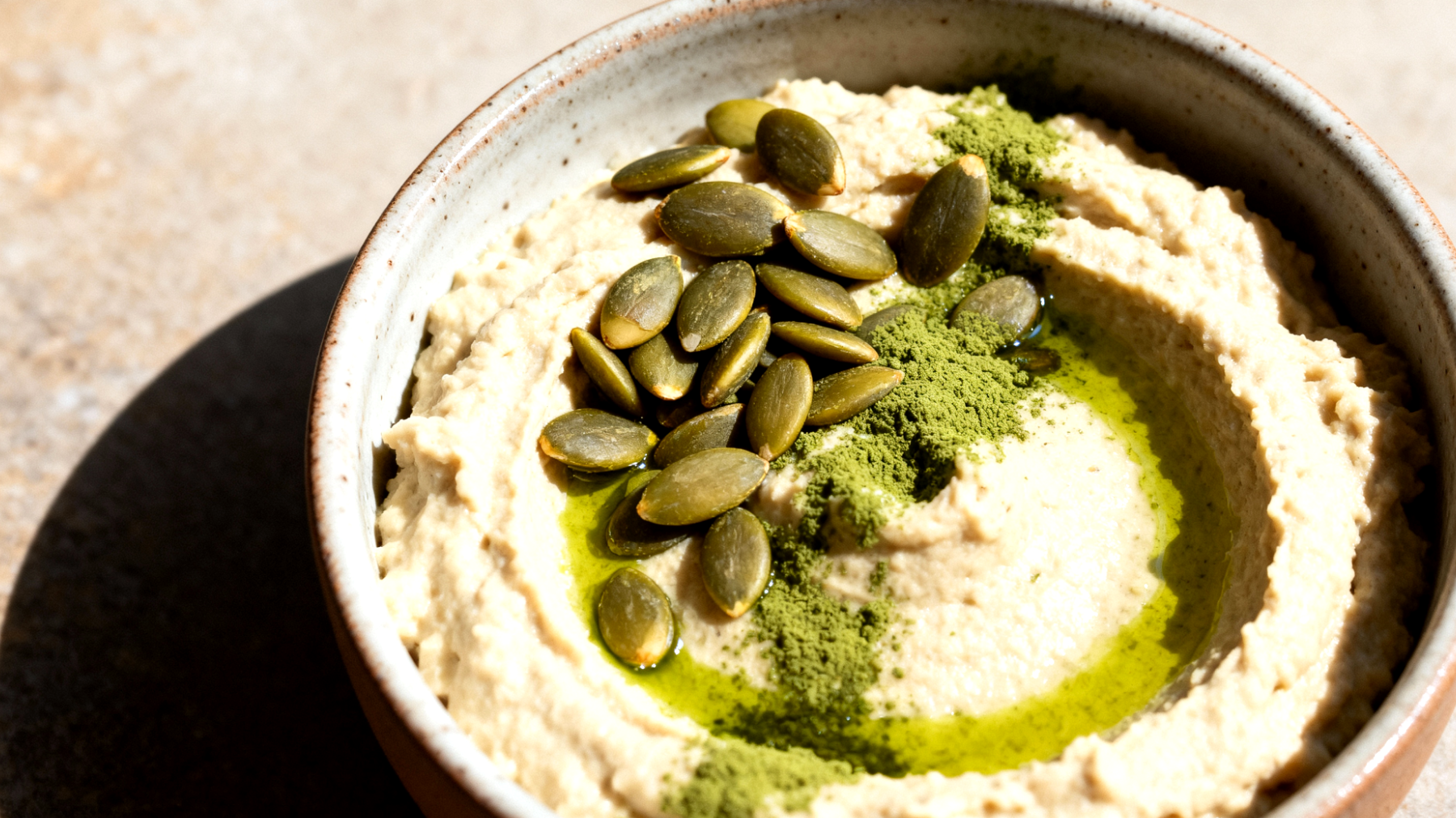 Hummus di fagioli cannellini con semi di zucca e spirulina"