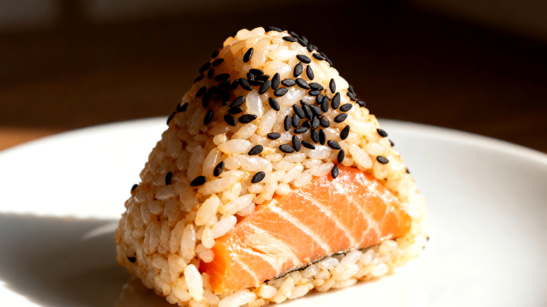 Onigiri al salmone e semi di sesamo"