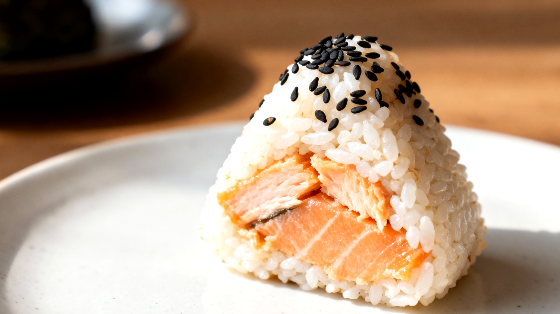 Onigiri con ripieno di salmone e semi di sesamo"