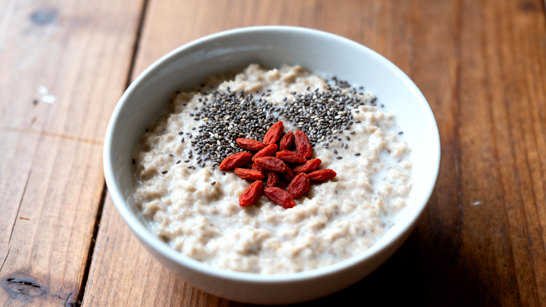Overnight oats con semi di chia e bacche di goji"