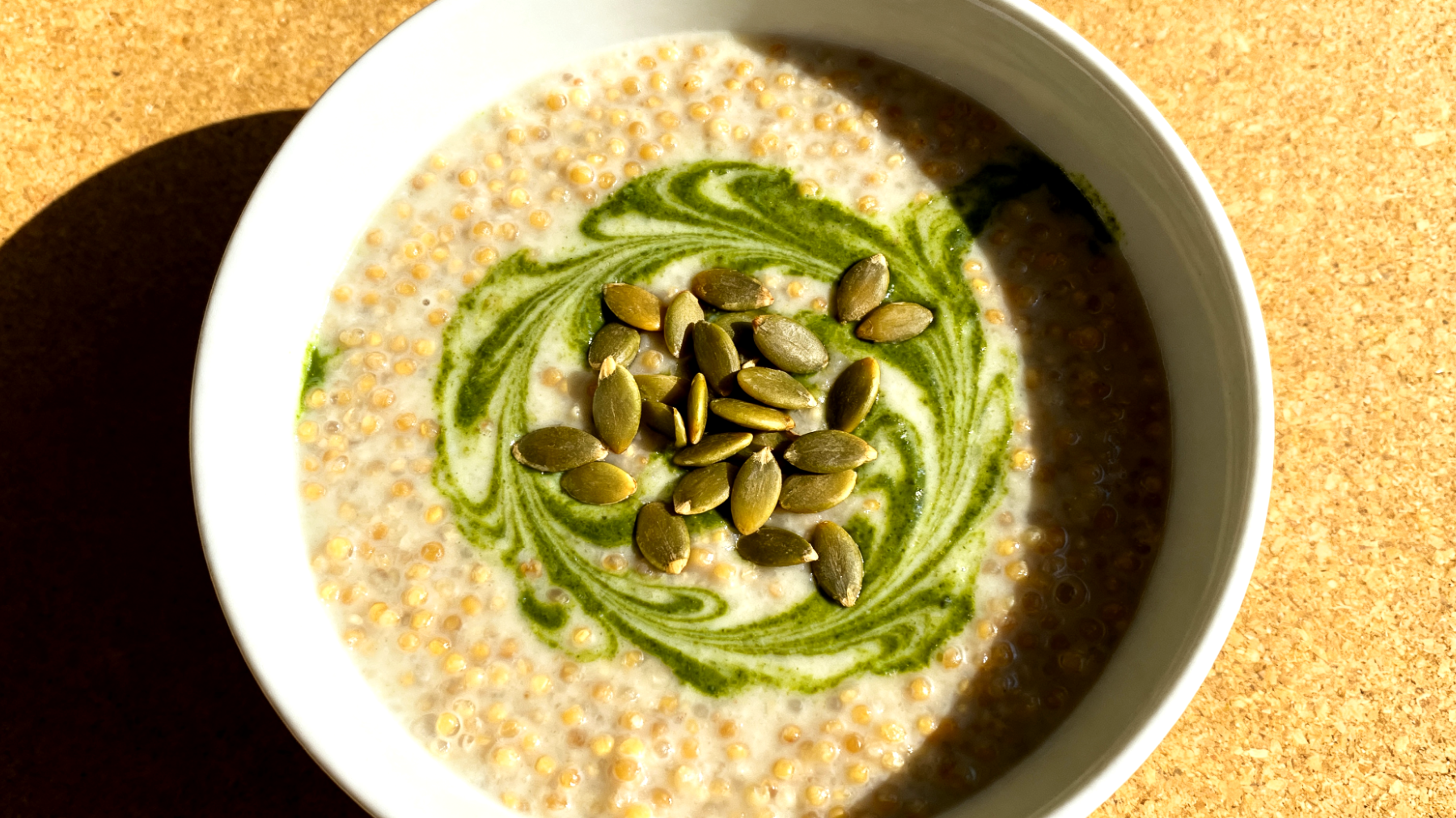 Porridge di quinoa con semi di zucca e spirulina"