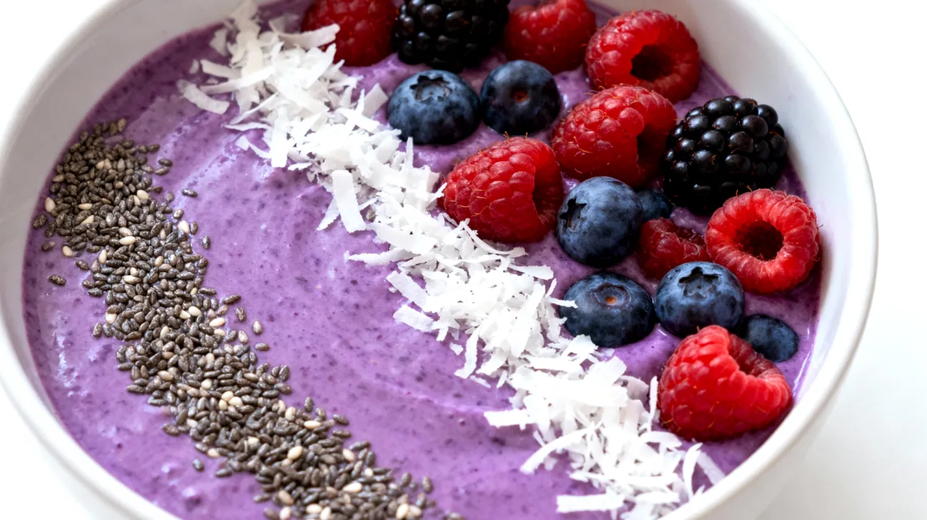 Smoothie bowl con semi di chia, cocco grattugiato e frutti di bosco"