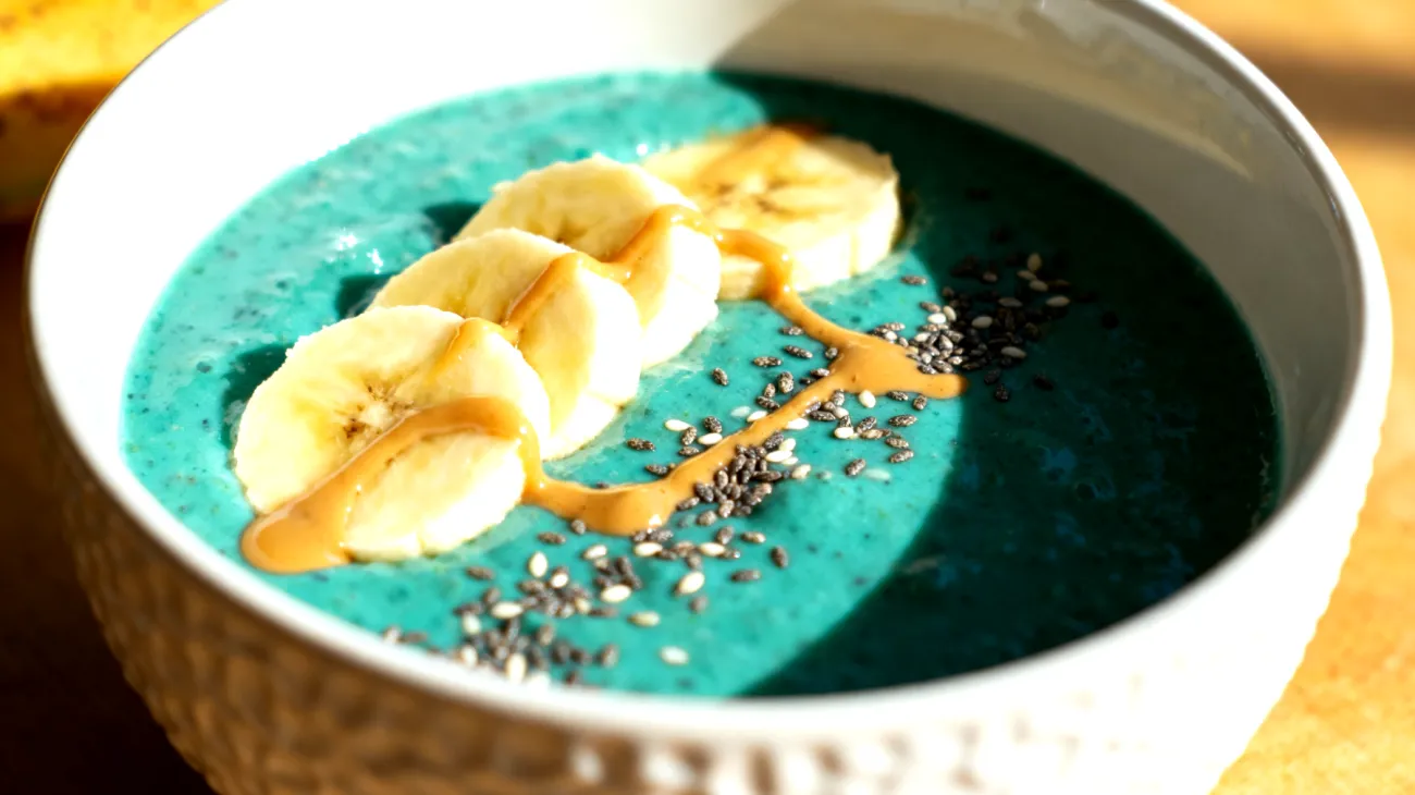 Smoothie bowl con spirulina, banana, semi di chia e burro di mandorle"
