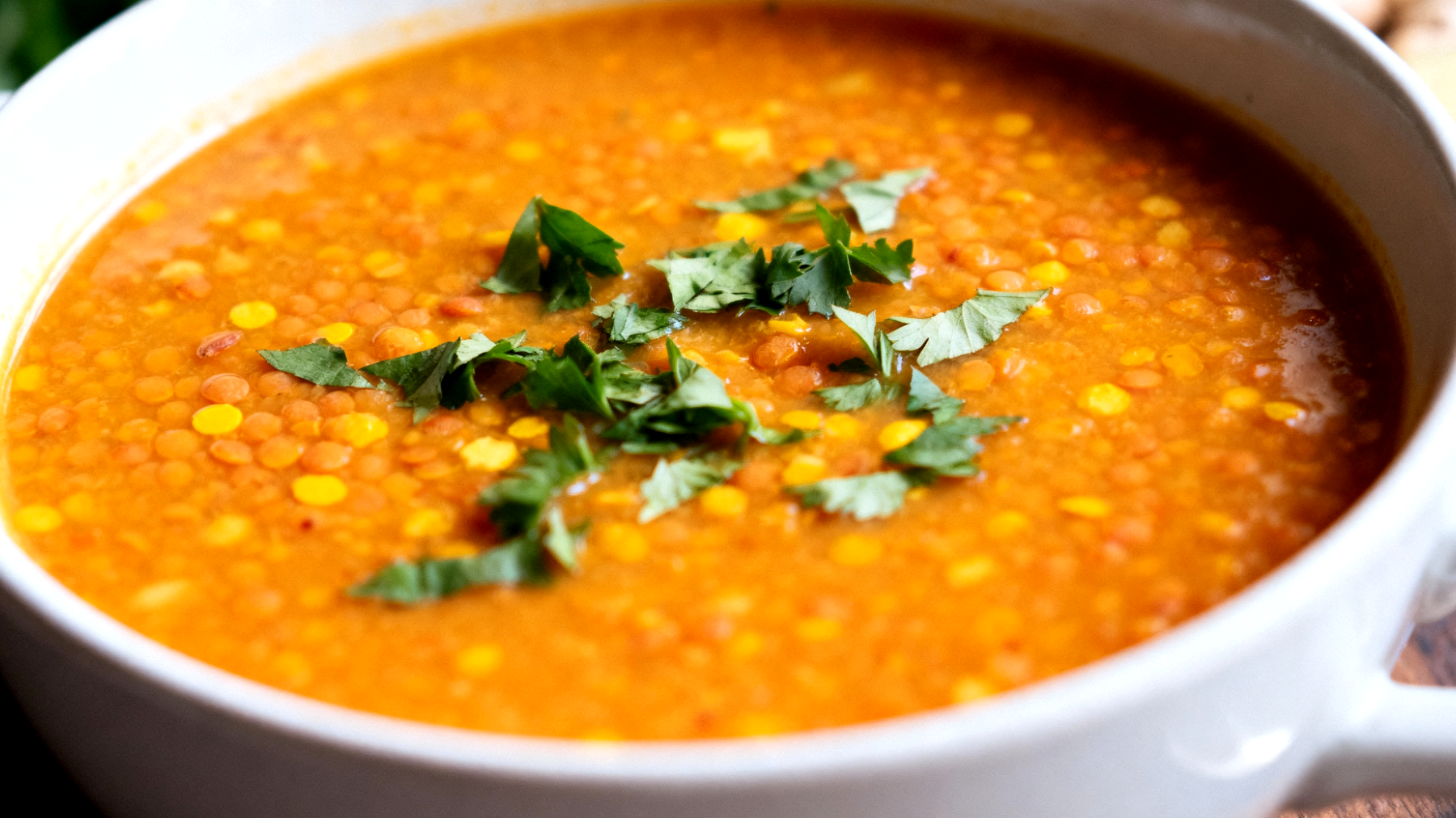 Zuppa di lenticchie rosse decorticate con curcuma e zenzero"